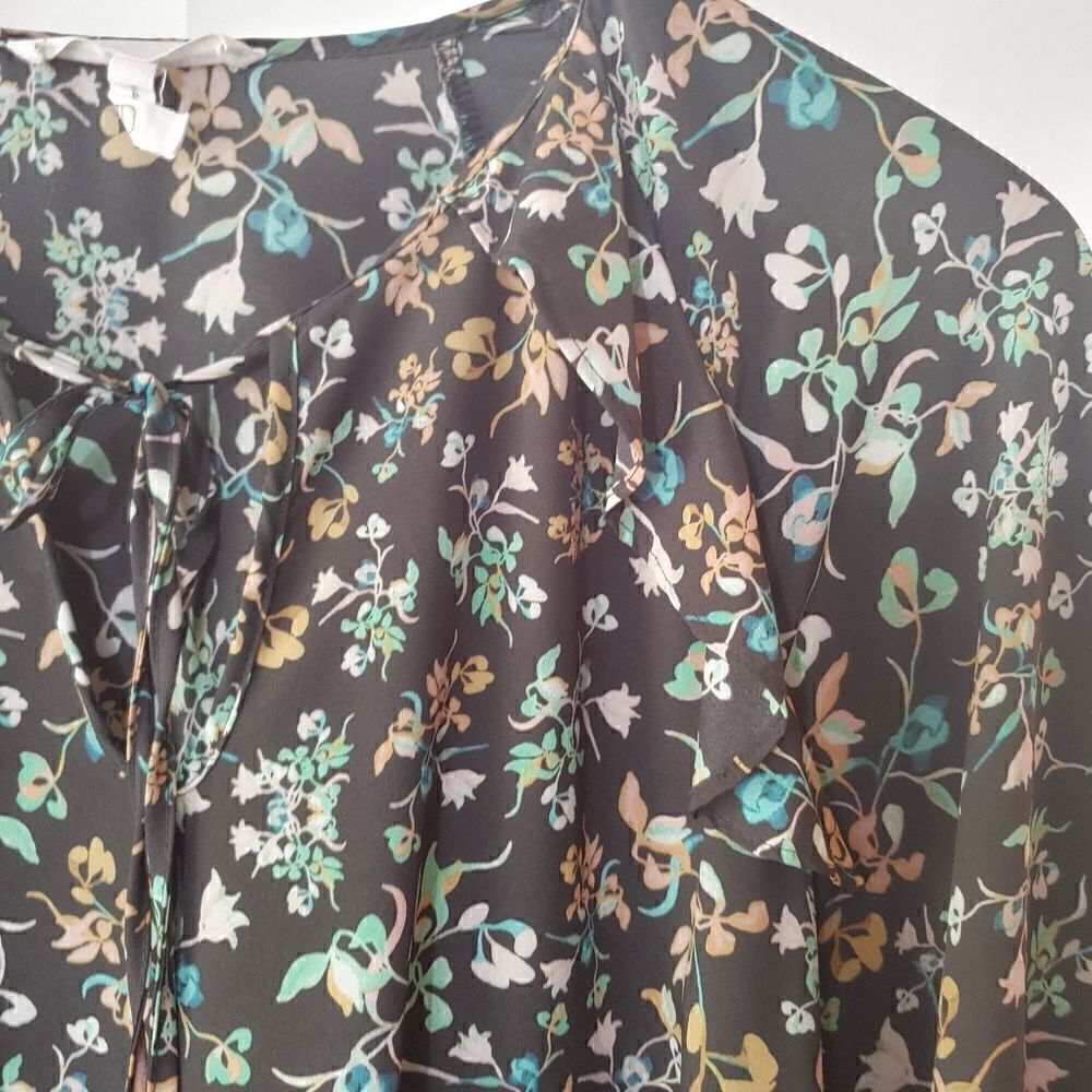 BCBGeneration Floral Keyhole Ruffled Top Small Bell Sleeve NWOT - Picture 4 of 6
